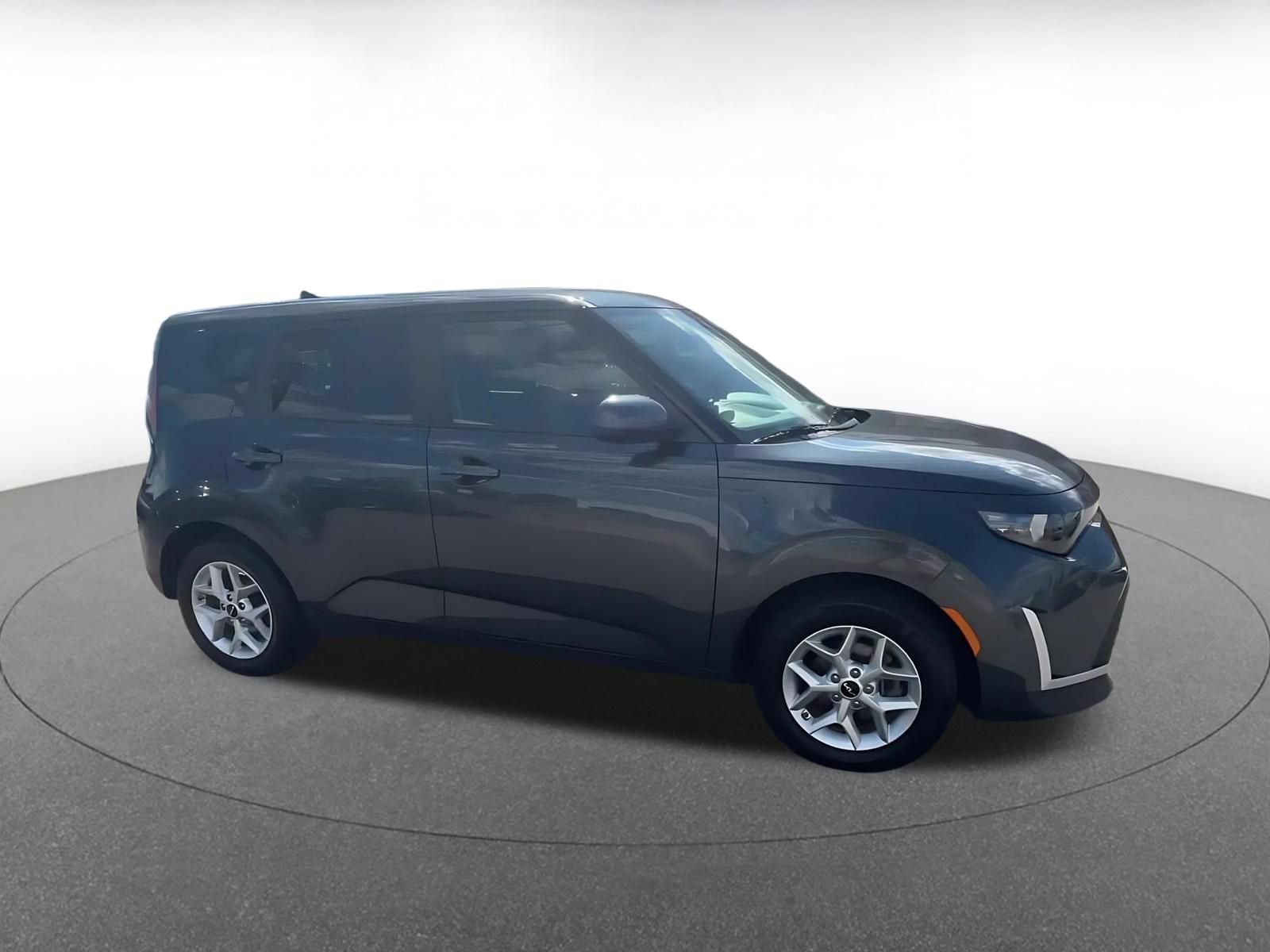 Used 2025 Kia Soul LX w/ LX Technology Package FWD image 2