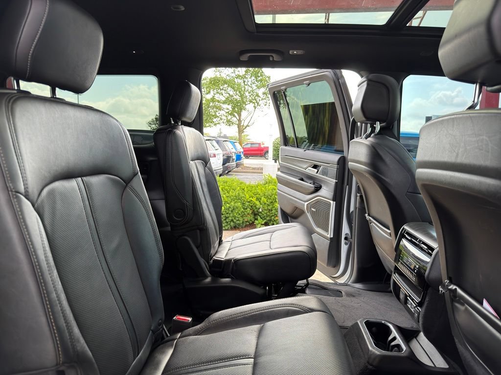 Used 2023 Jeep Wagoneer Series III w/ Premium Group I AWD/4WD image 29