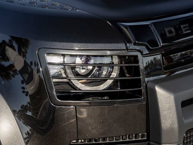 Used 2025 Land Rover Defender 90 X-Dynamic SE image 12