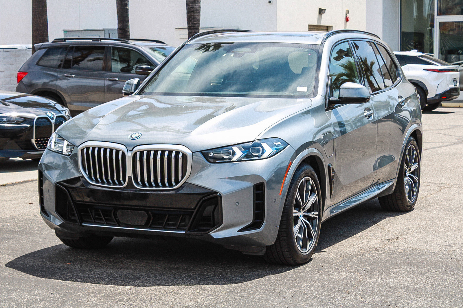 Used 2024 BMW X5 xDrive50e AWD/4WD image 3