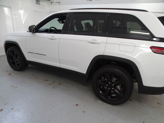 Certified 2023 Jeep Grand Cherokee Altitude AWD/4WD image 19