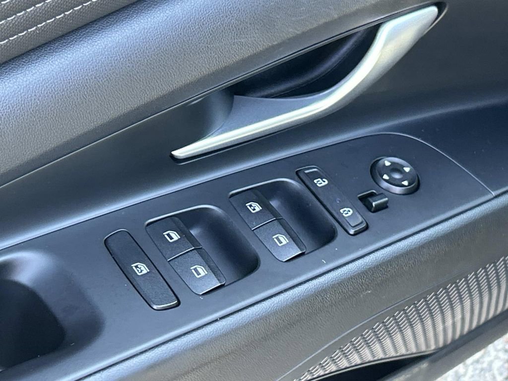 Used 2022 Hyundai Elantra Limited image 18