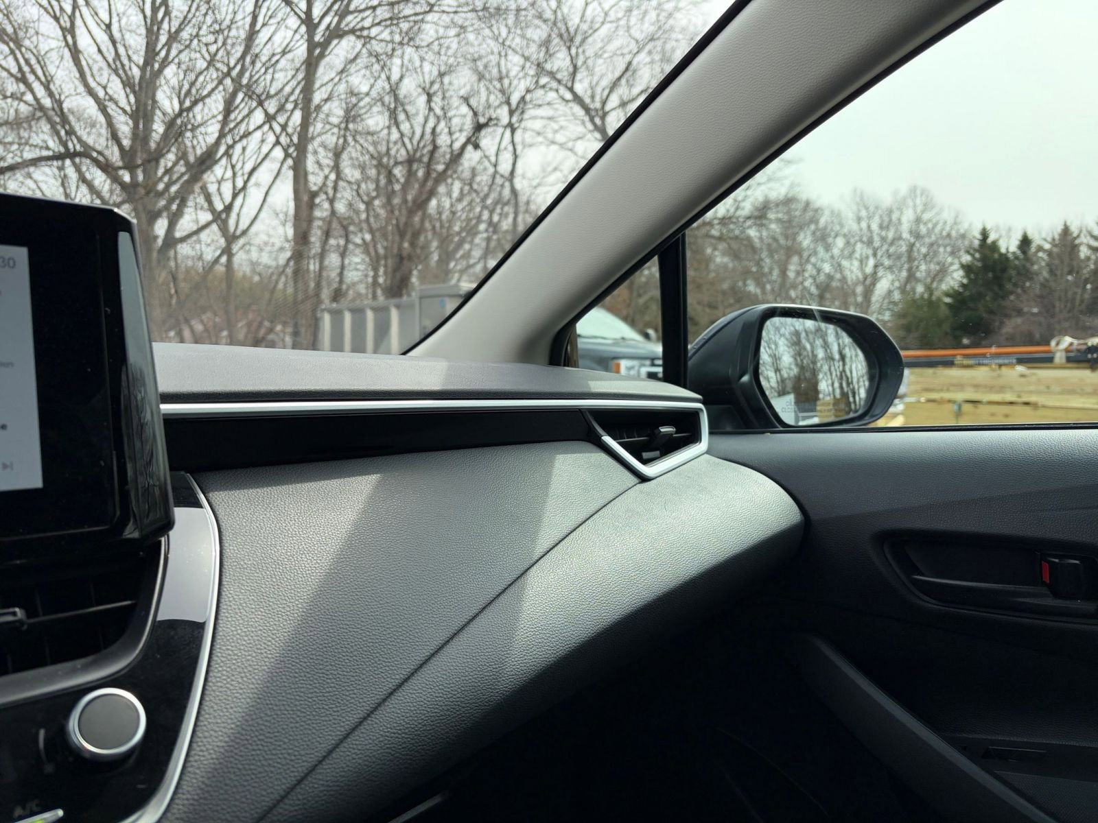 Used 2025 Toyota Corolla LE image 33