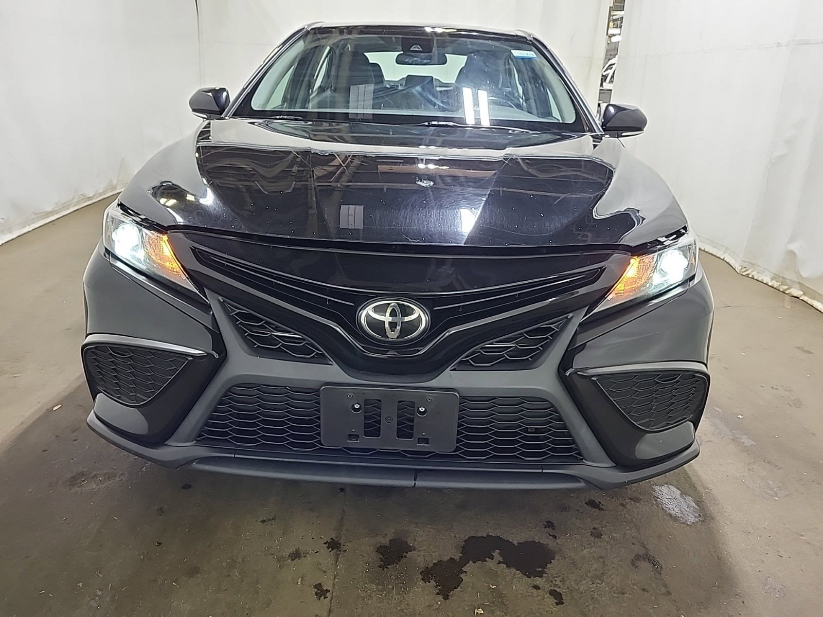 Used 2022 Toyota Camry SE FWD image 2