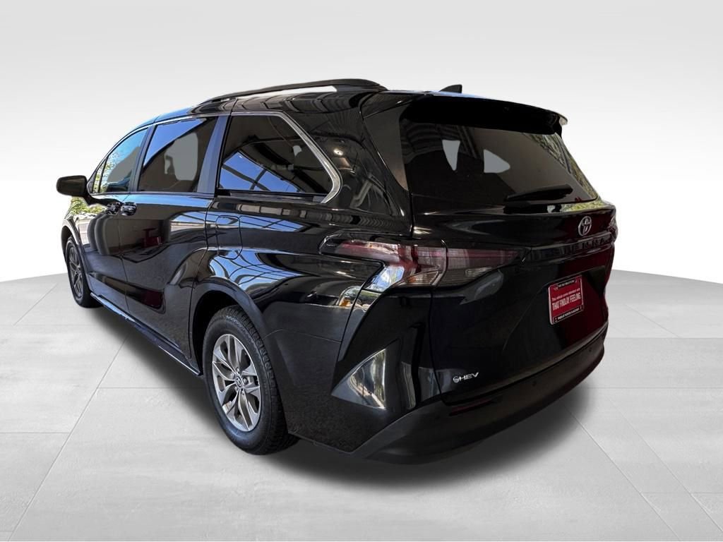 Used 2025 Toyota Sienna XLE FWD image 4