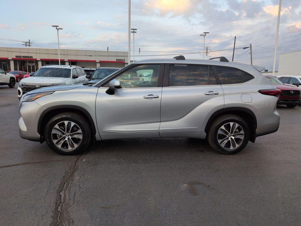Used 2023 Toyota Highlander XLE image 2