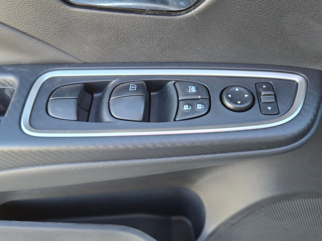 Used 2025 Nissan Versa SR w/ Trunk Package image 19