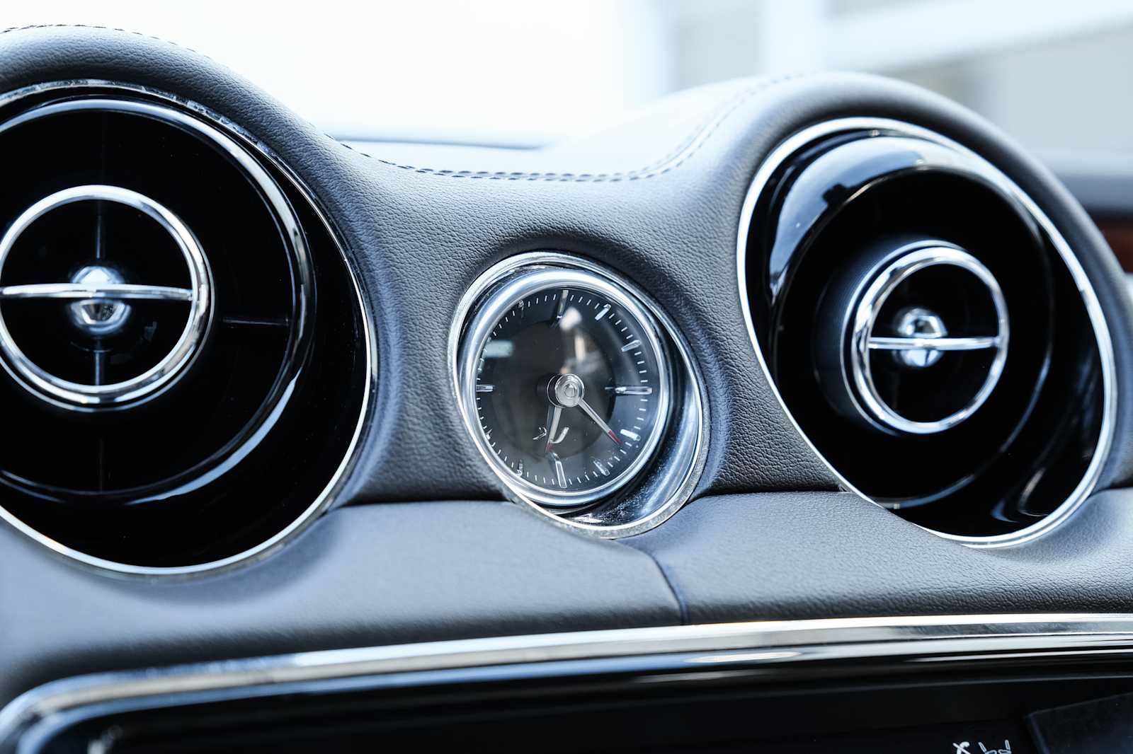 Used 2017 Jaguar XJ R-Sport RWD image 42
