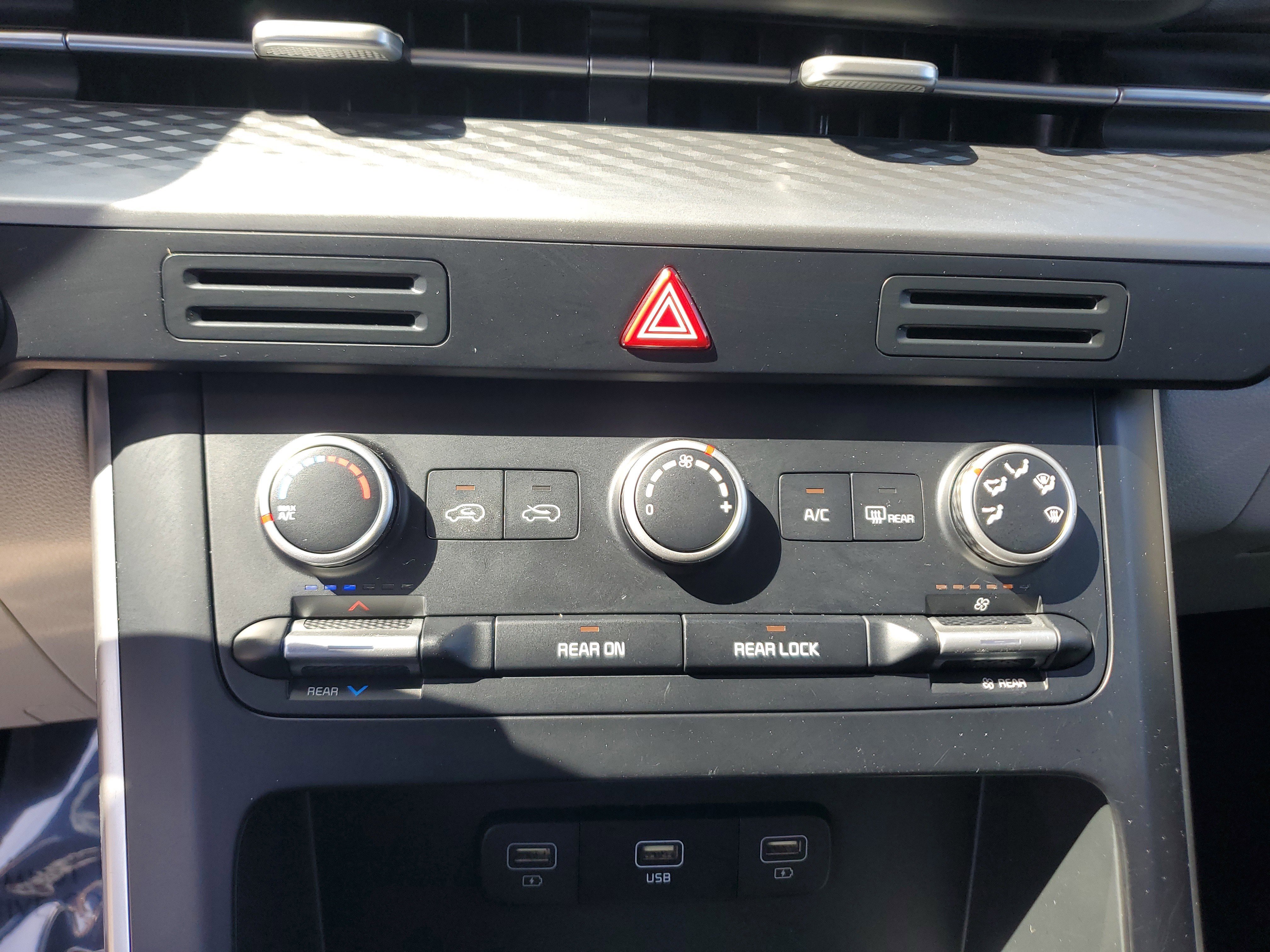 Used 2023 Kia Carnival LX image 26