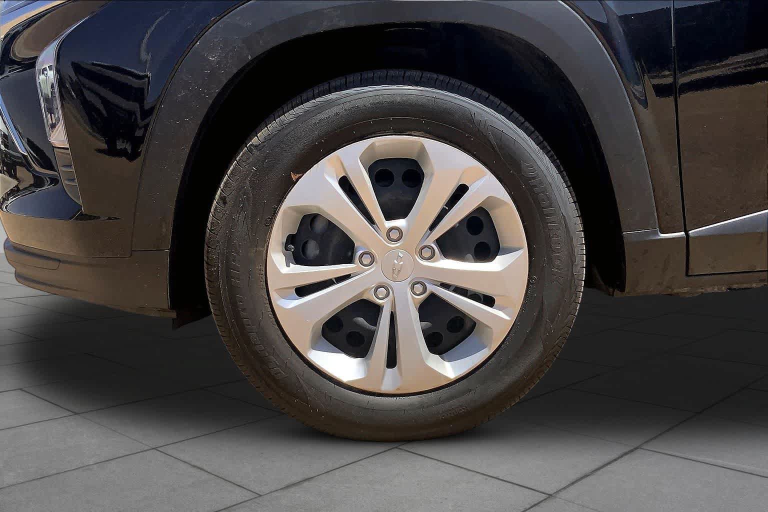 Used 2025 Chevrolet Trax LS FWD image 11
