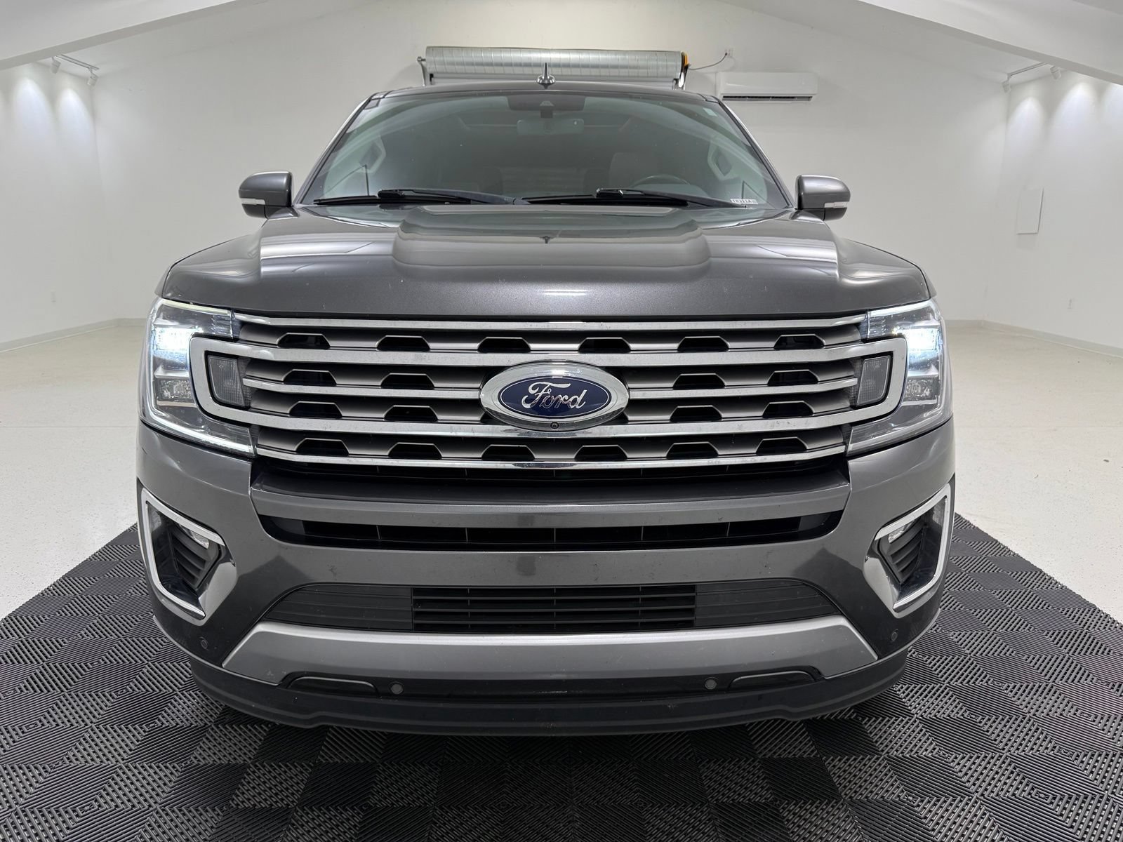 Used 2019 Ford Expedition Limited w/ Equipment Group 302A RWD image 2