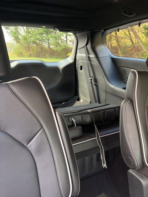 Used 2025 Chrysler Pacifica Limited image 25
