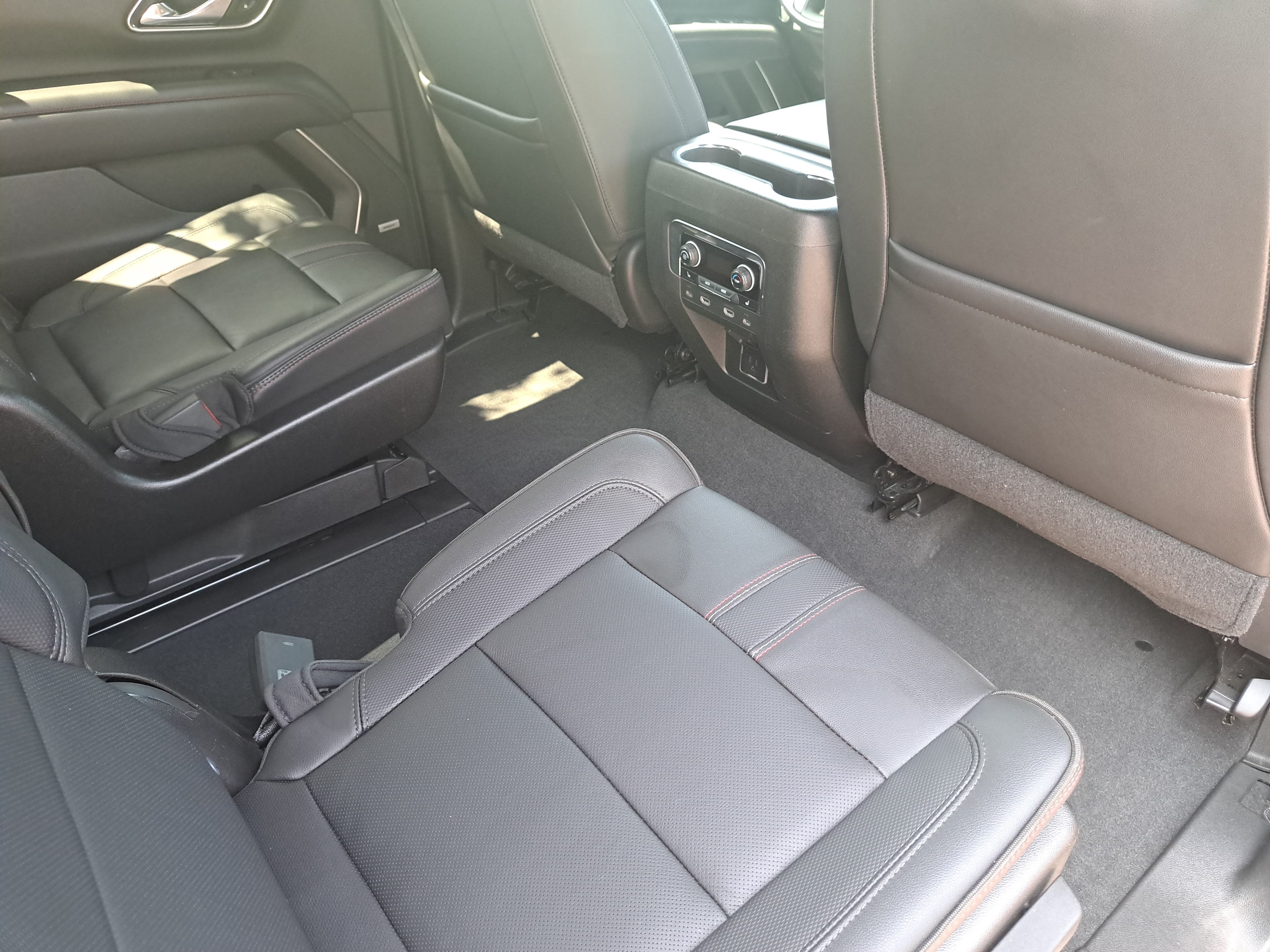 Used 2021 Chevrolet Suburban RST w/ Luxury Package AWD/4WD image 11