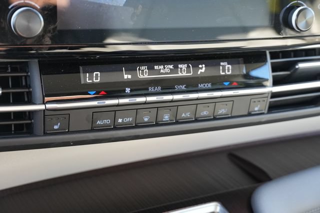 Used 2023 Toyota Sienna XLE FWD image 36