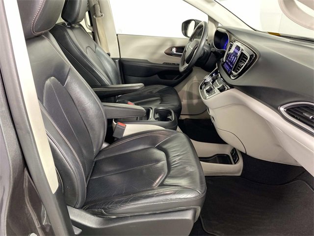 Used 2018 Chrysler Pacifica Touring-L image 11