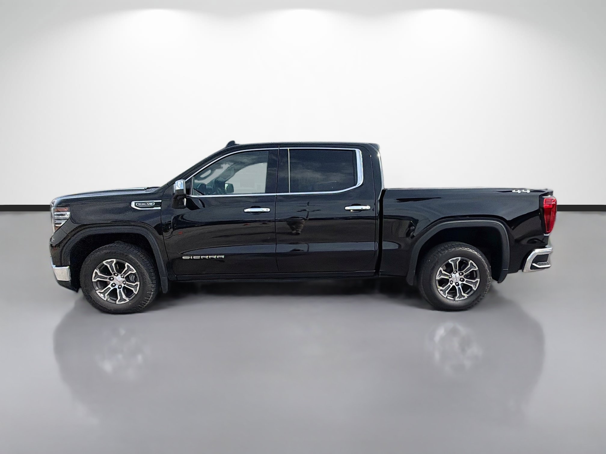 Used 2025 GMC Sierra 1500 SLT AWD/4WD image 6