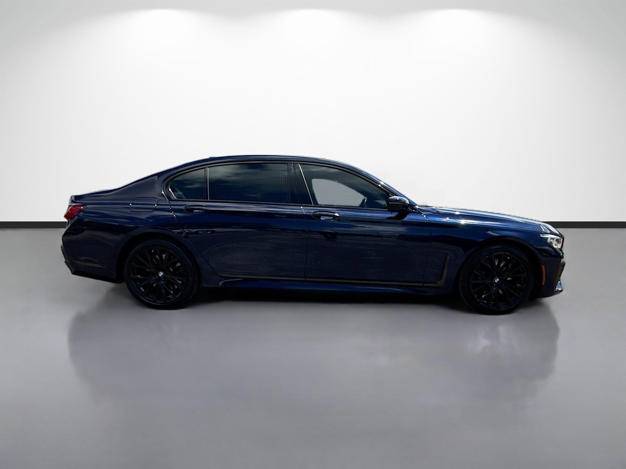 Used 2022 BMW 750i xDrive w/ Executive Package AWD/4WD image 2
