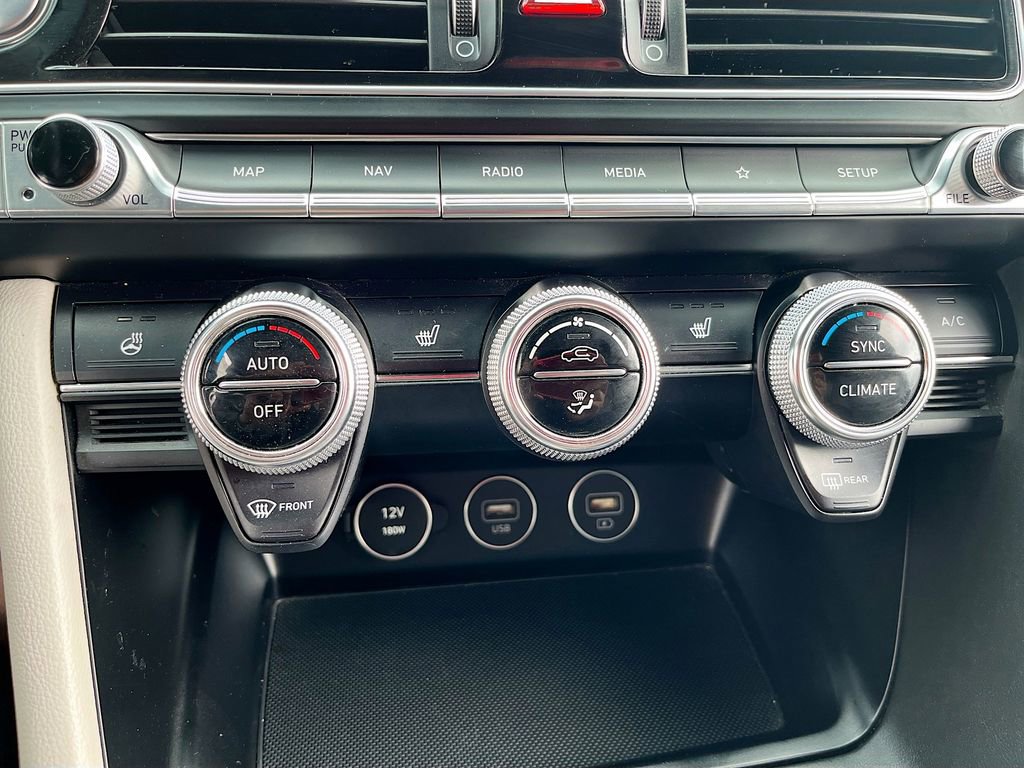 Used 2023 Genesis G70 2.0T image 16