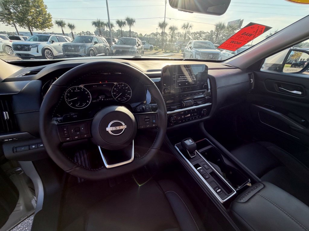 Certified 2025 Nissan Pathfinder SL FWD image 18