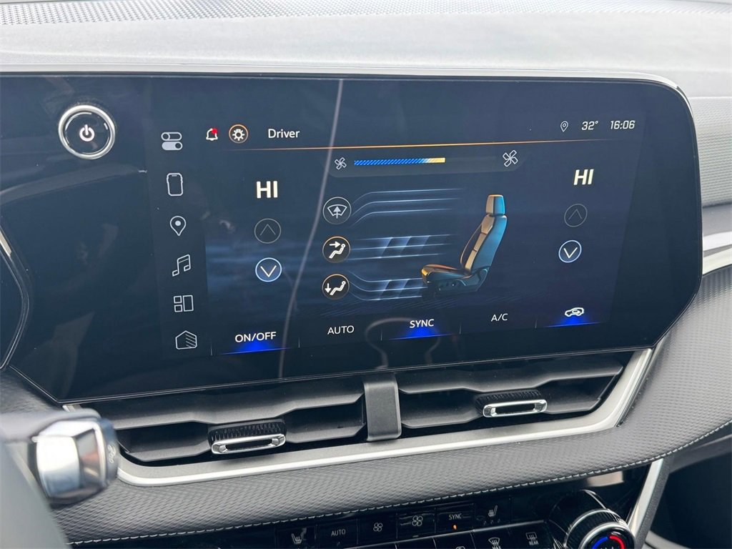 Used 2025 Chevrolet Equinox LT w/ Convenience Package II image 24