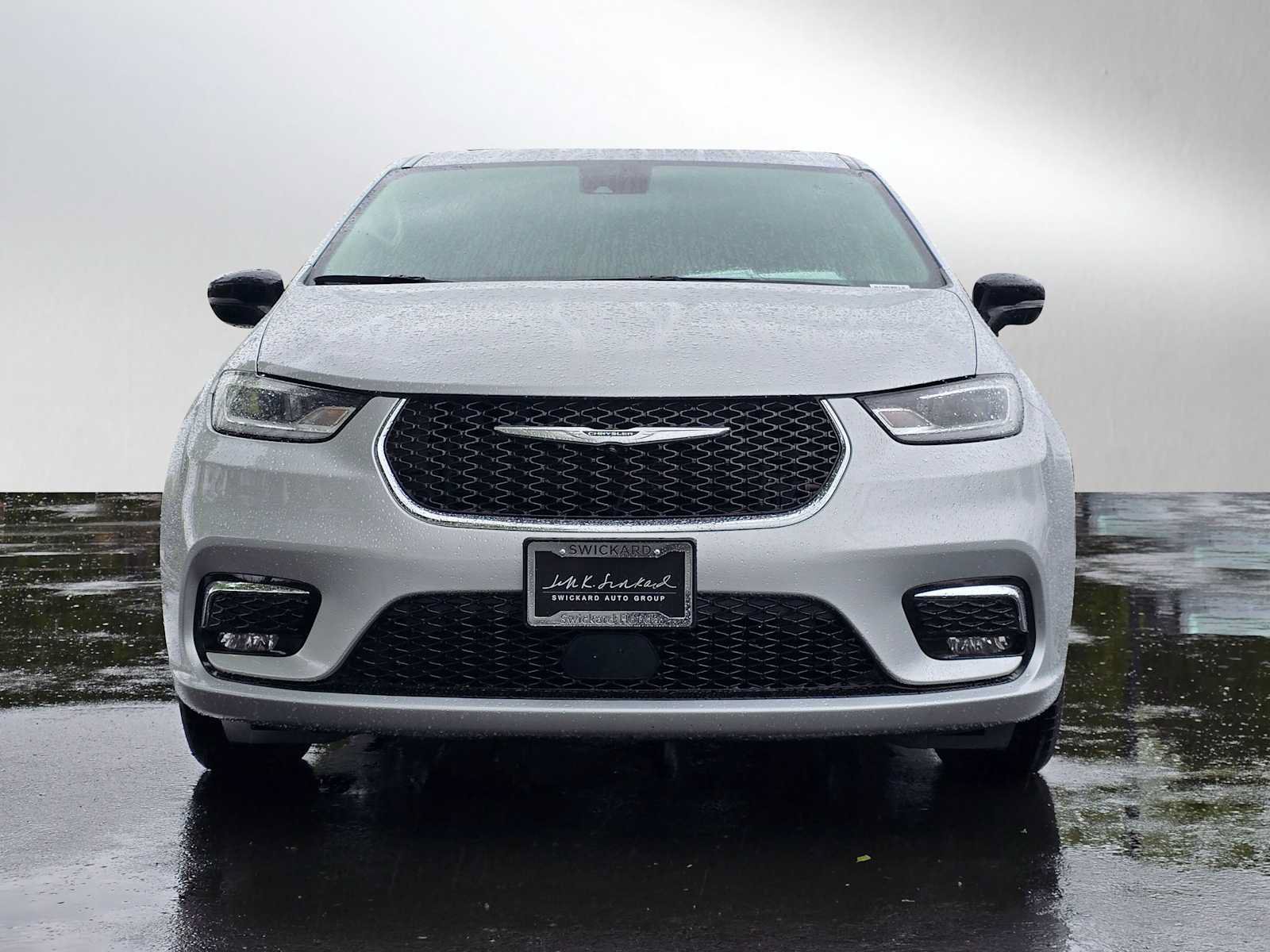 Used 2024 Chrysler Pacifica Touring-L FWD image 8