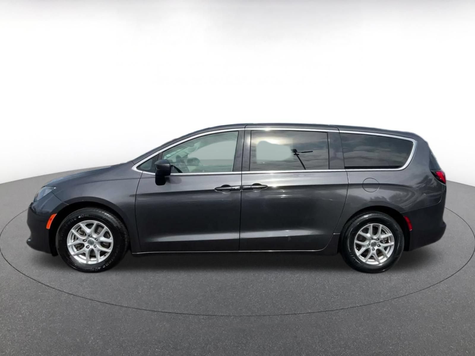 Used 2023 Chrysler Voyager LX FWD image 8