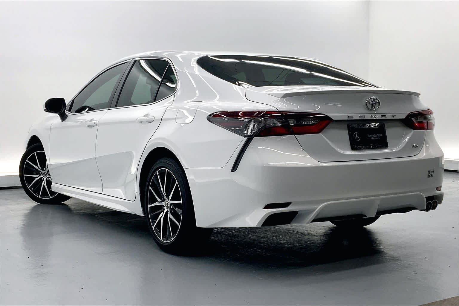 Used 2022 Toyota Camry SE FWD image 2