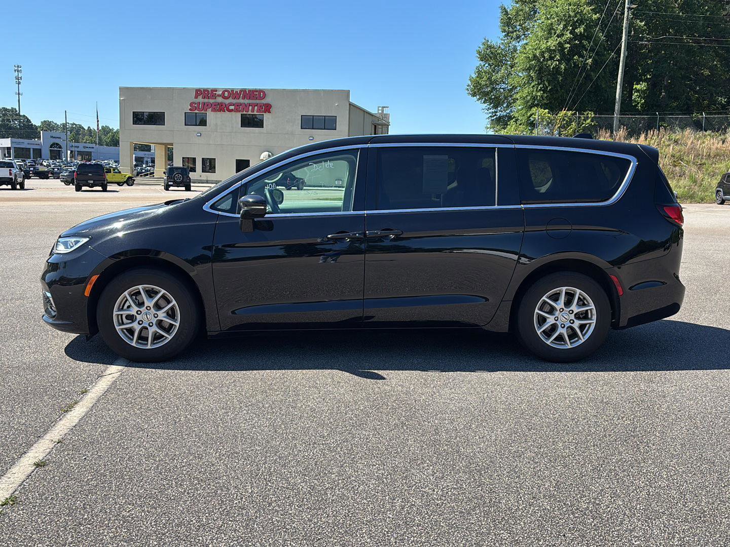 Used 2024 Chrysler Pacifica Touring-L FWD image 5