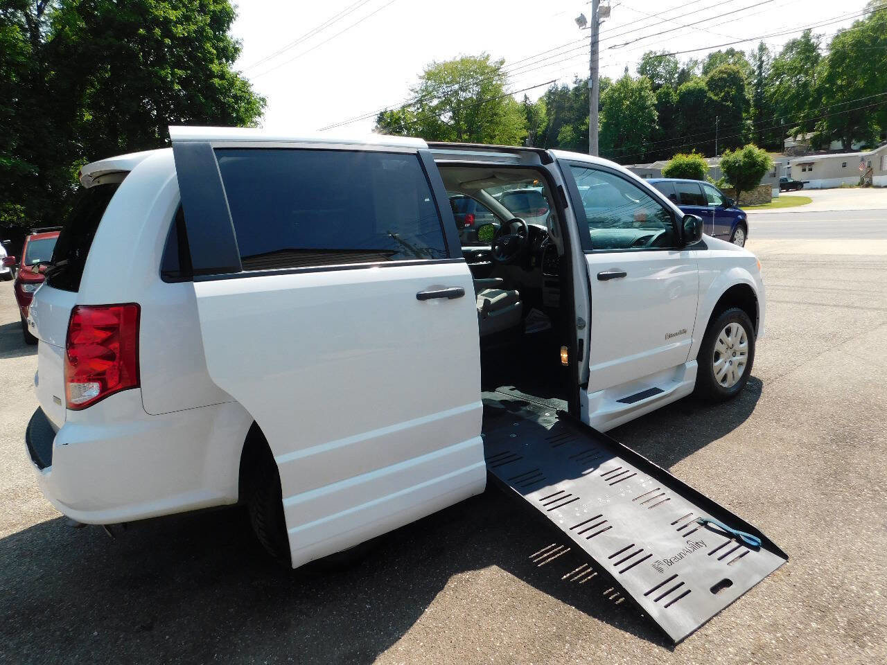 Used 2019 Dodge Grand Caravan SE image 3