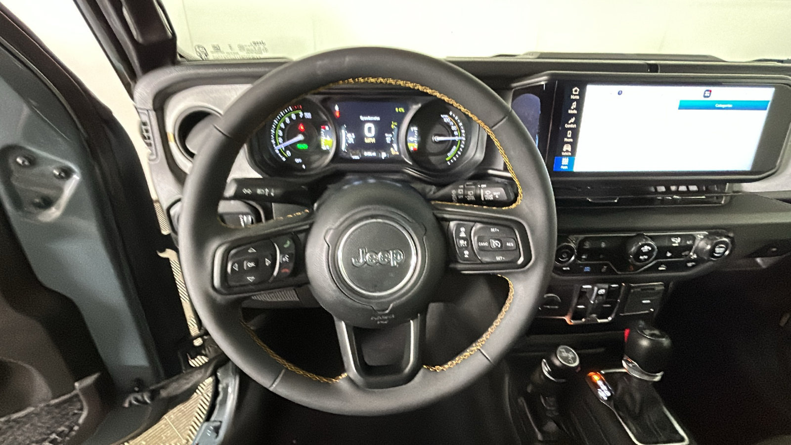 Used 2024 Jeep Wrangler Unlimited w/ Convenience Group AWD/4WD image 17