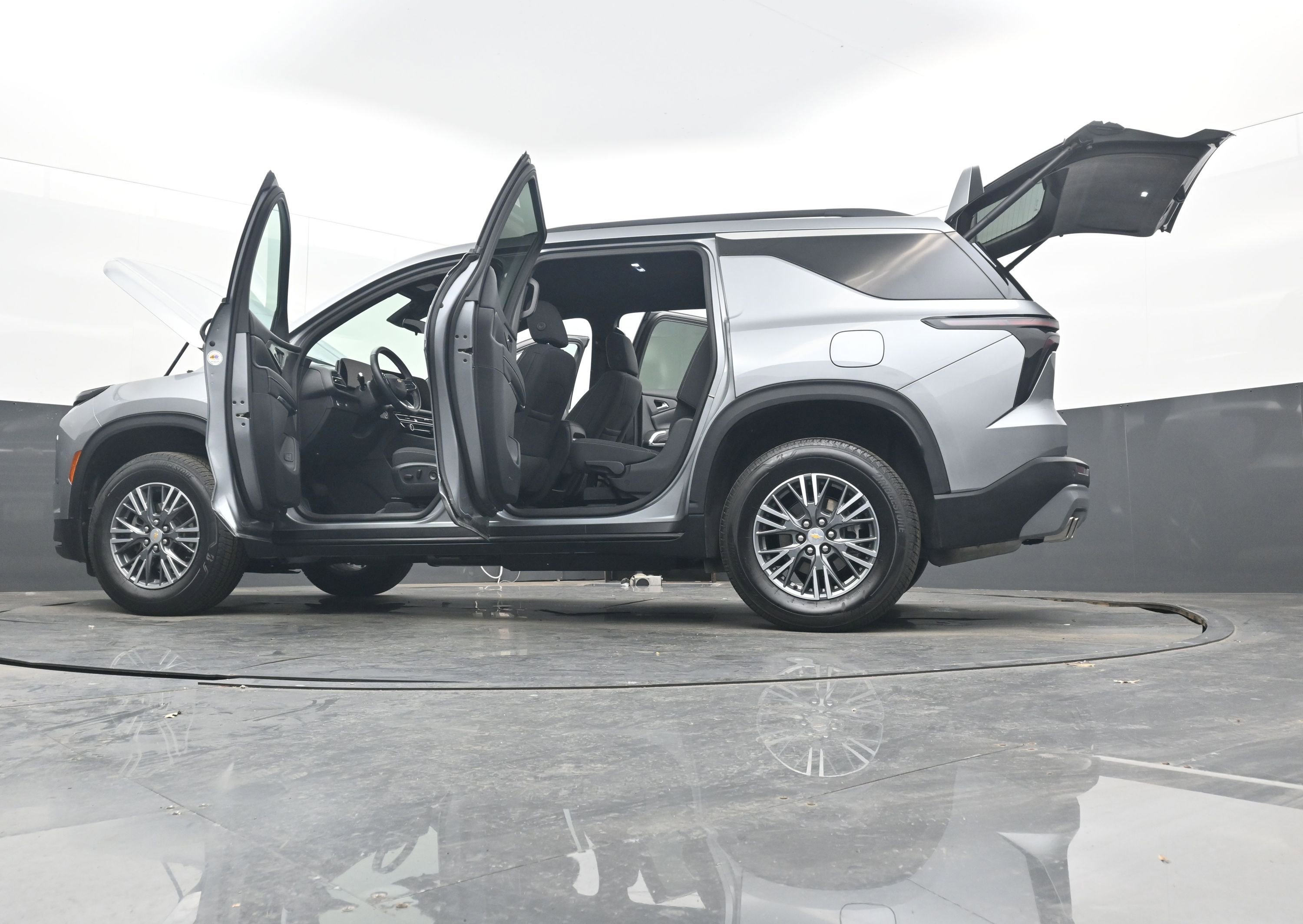 Used 2025 Chevrolet Traverse LT image 38