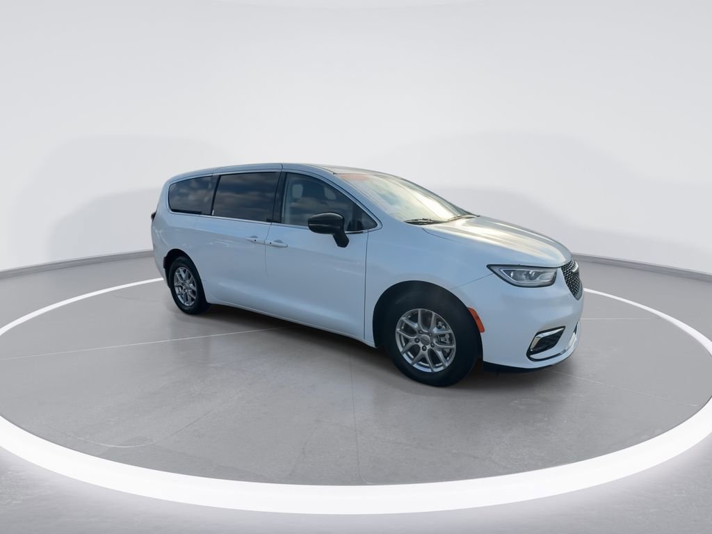 Used 2024 Chrysler Pacifica Touring-L FWD image 2