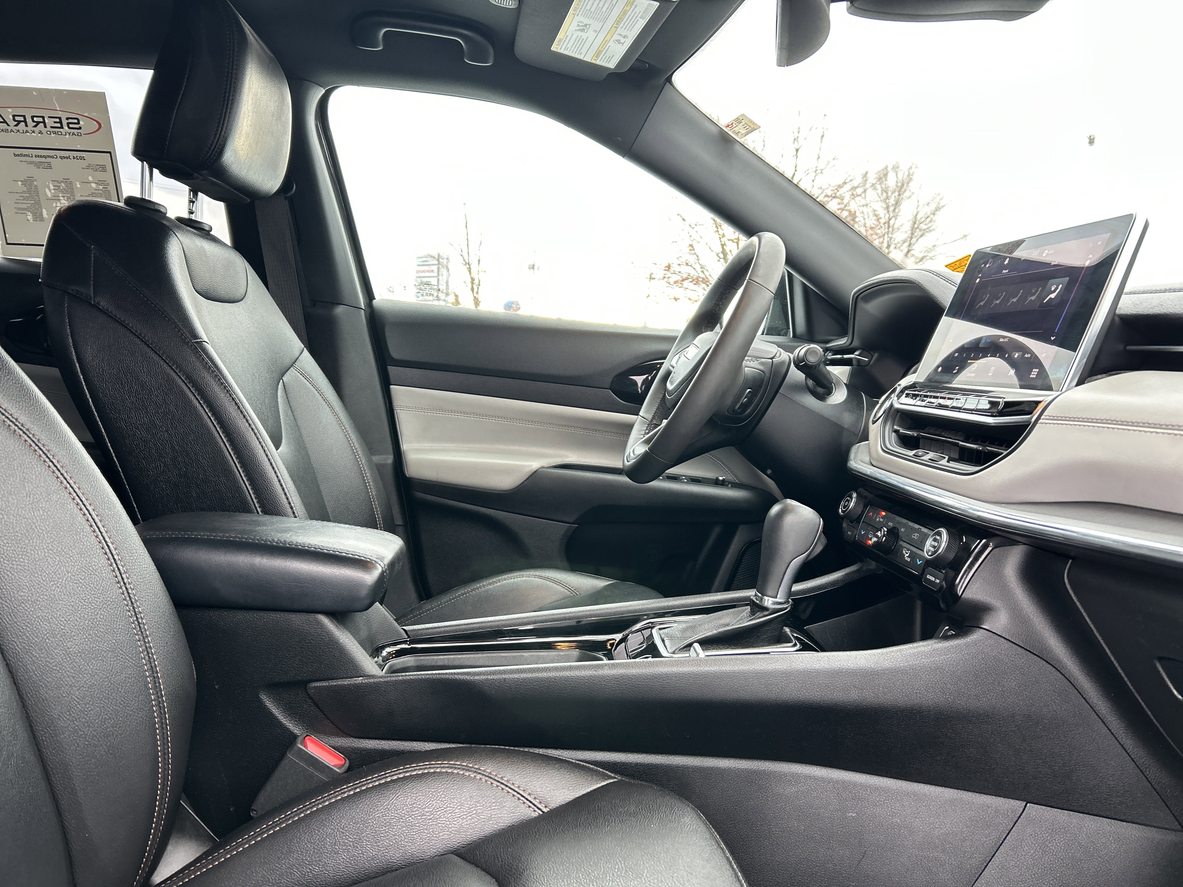 Used 2024 Jeep Compass Limited image 10