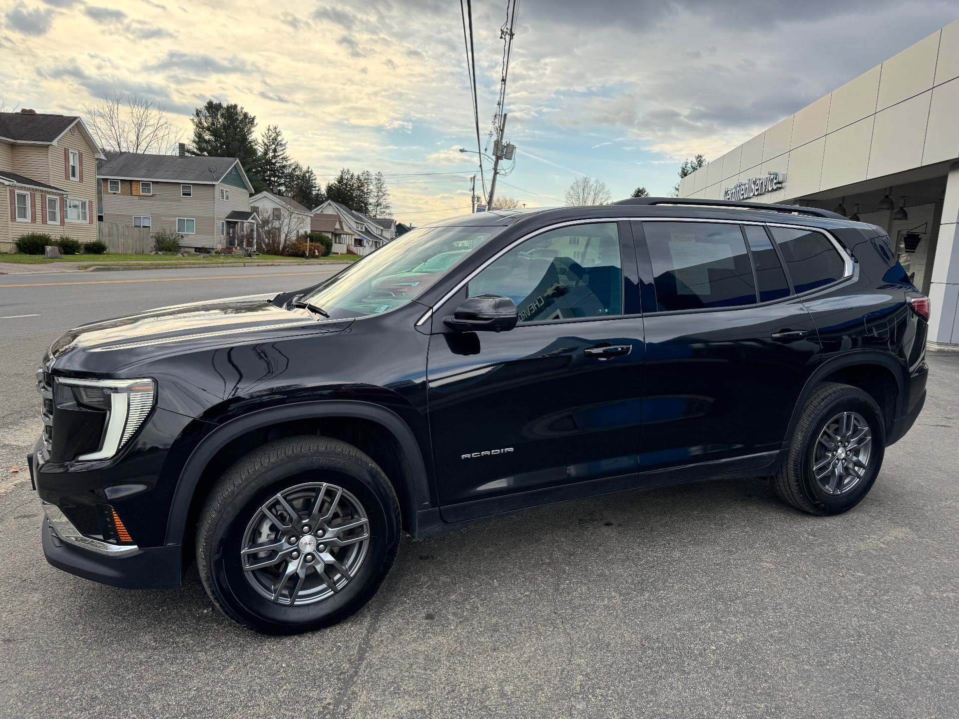 Used 2025 GMC Acadia Elevation image 3