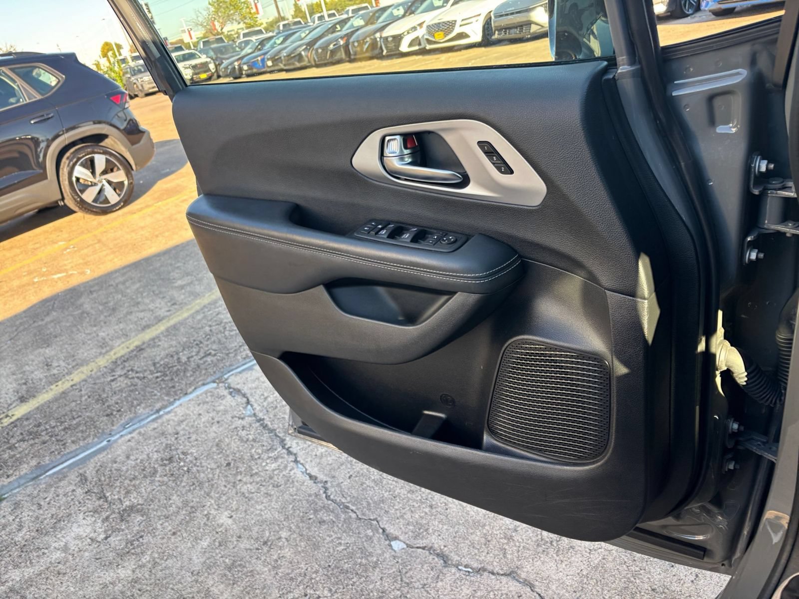 Used 2025 Chrysler Pacifica Limited FWD image 18