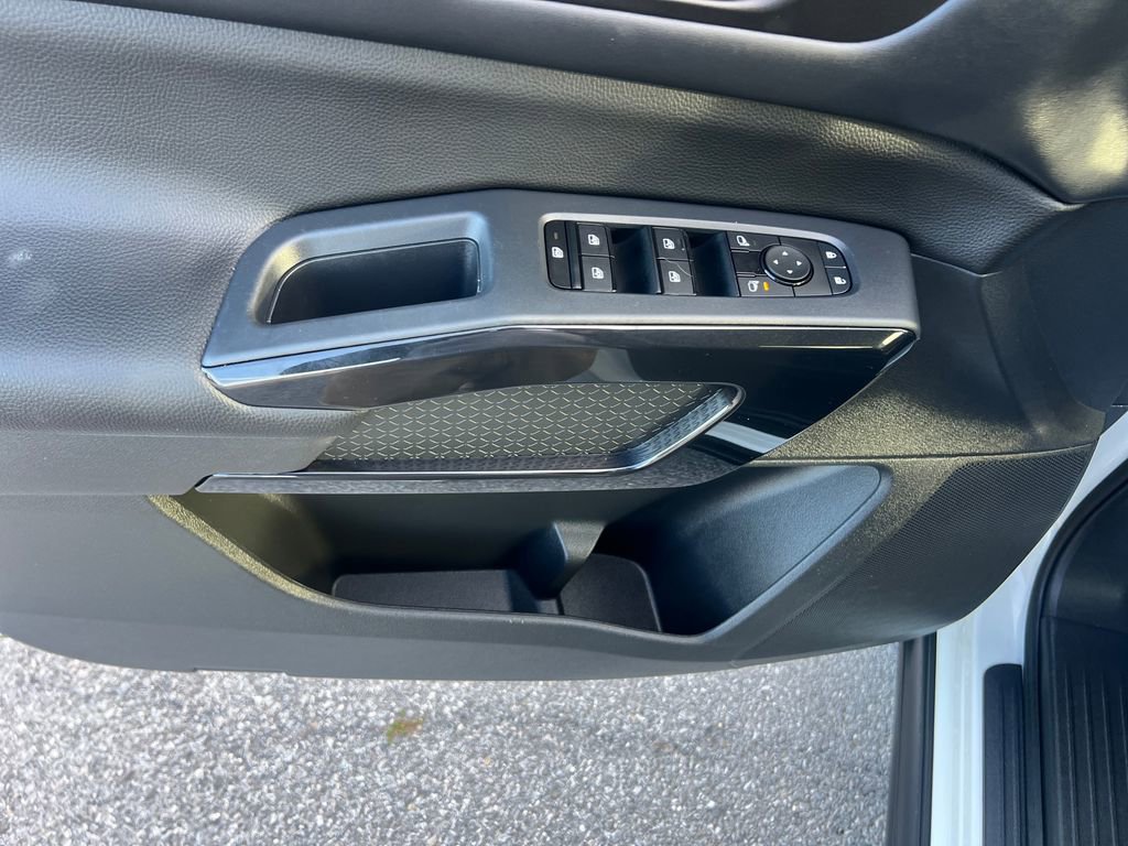 Used 2024 Nissan Pathfinder SV image 11