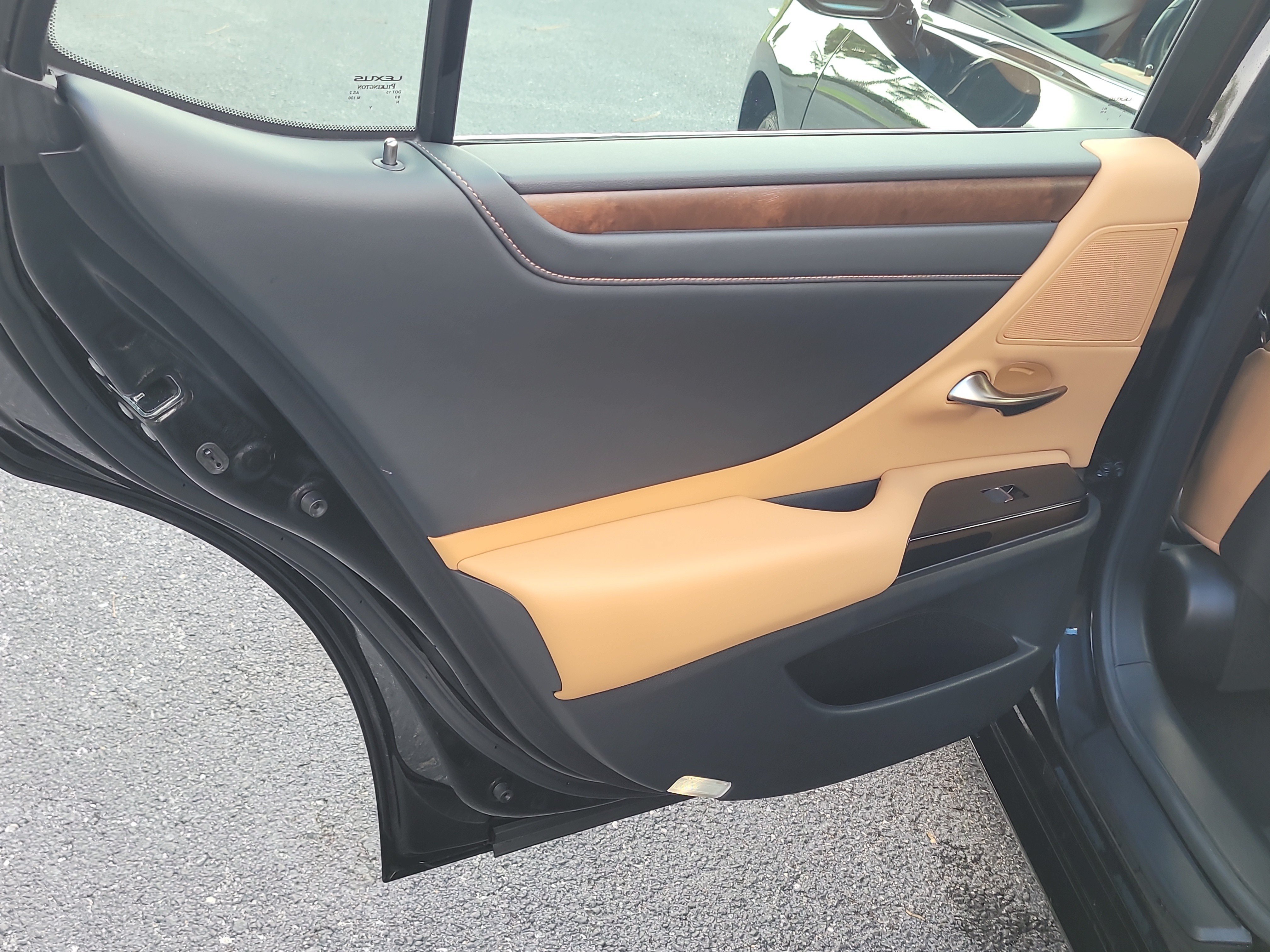 Used 2025 Lexus ES 300h w/ Premium Package FWD image 11