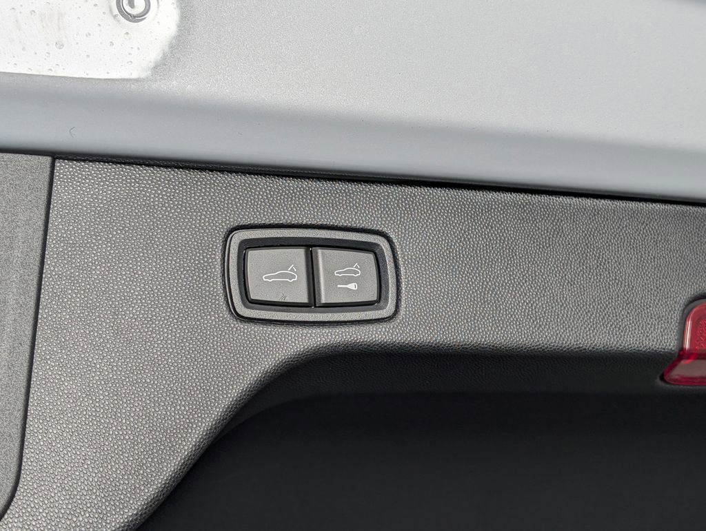 New 2026 Porsche Macan 4 Electric image 17