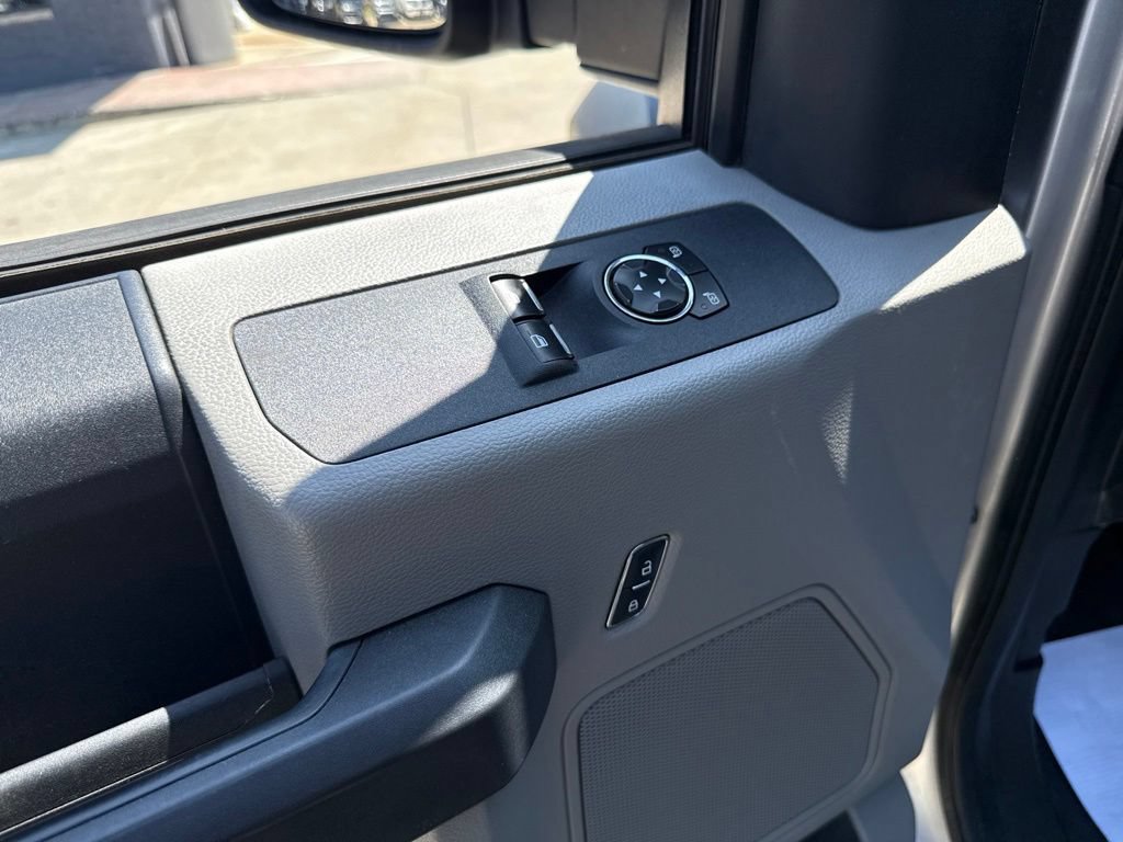 Used 2017 Ford F550 4x4 Regular Cab Super Duty image 17
