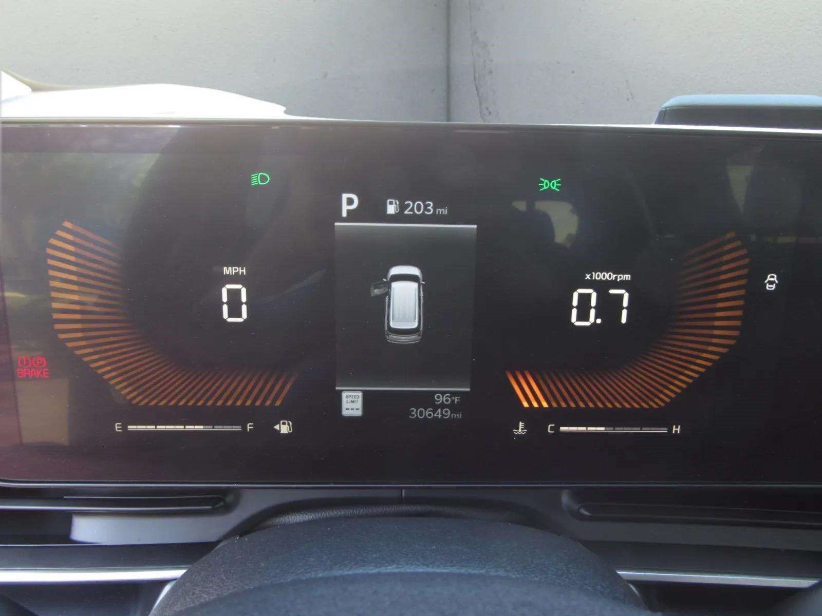 Used 2025 Kia Carnival FWD image 27