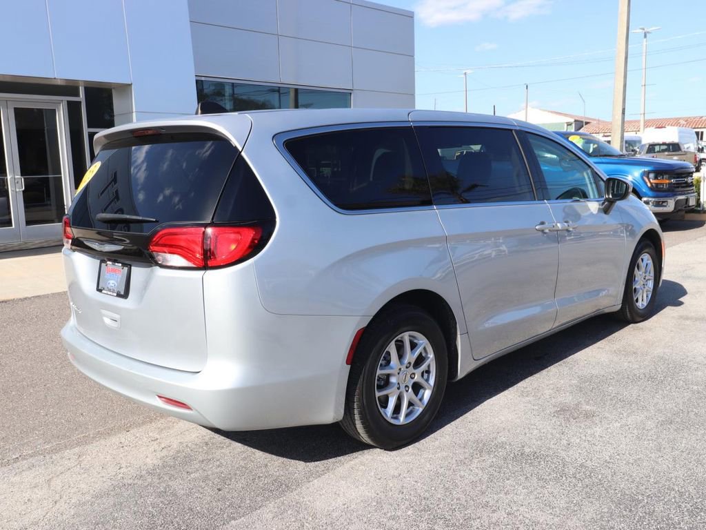 Used 2023 Chrysler Voyager LX image 13