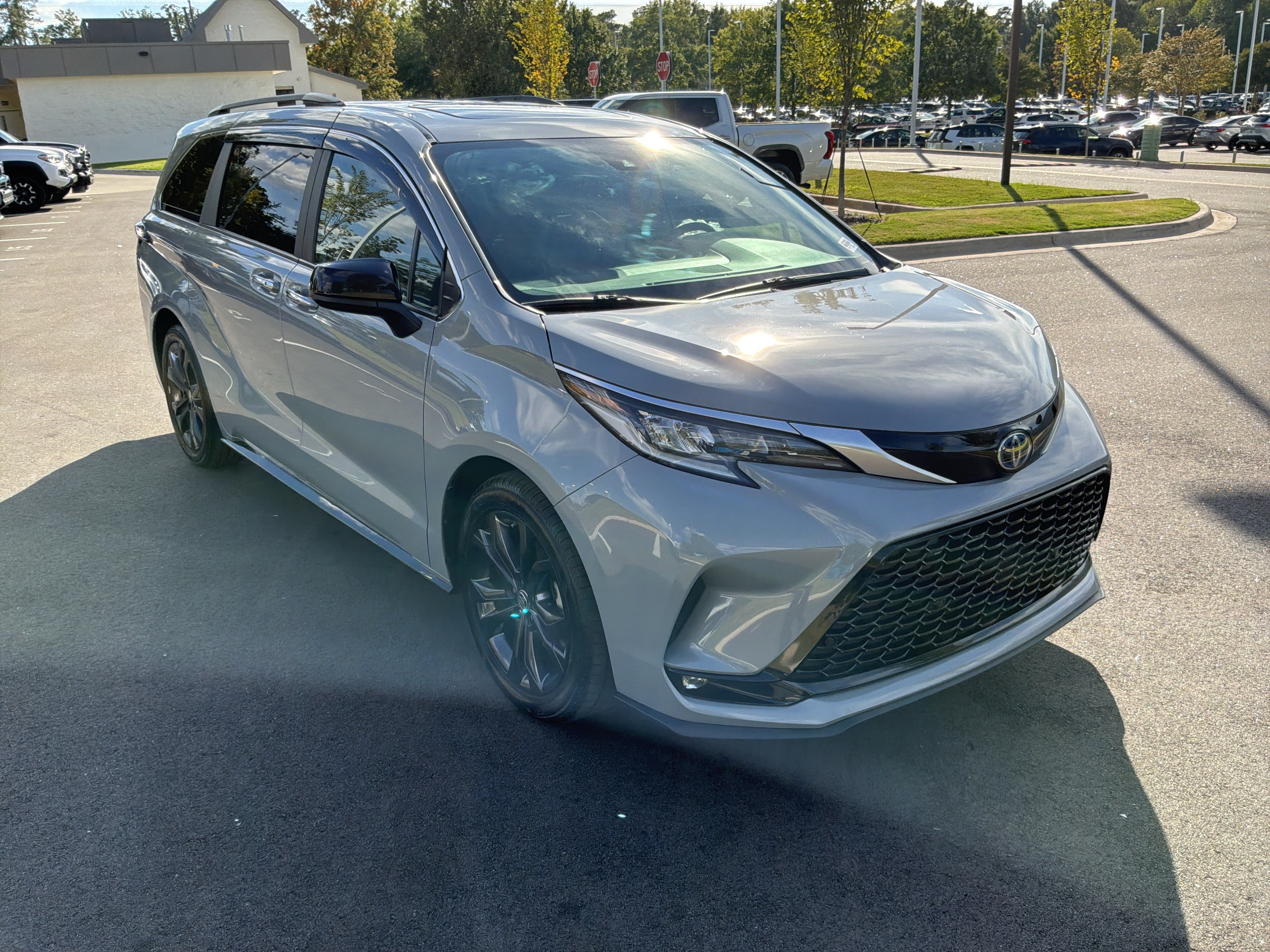 Used 2023 Toyota Sienna XSE FWD image 2