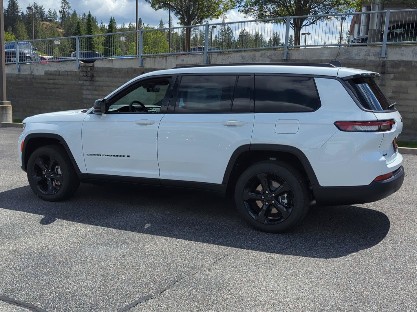 New 2026 Jeep Grand Cherokee L Limited w/ Limited Altitude Package AWD/4WD image 4
