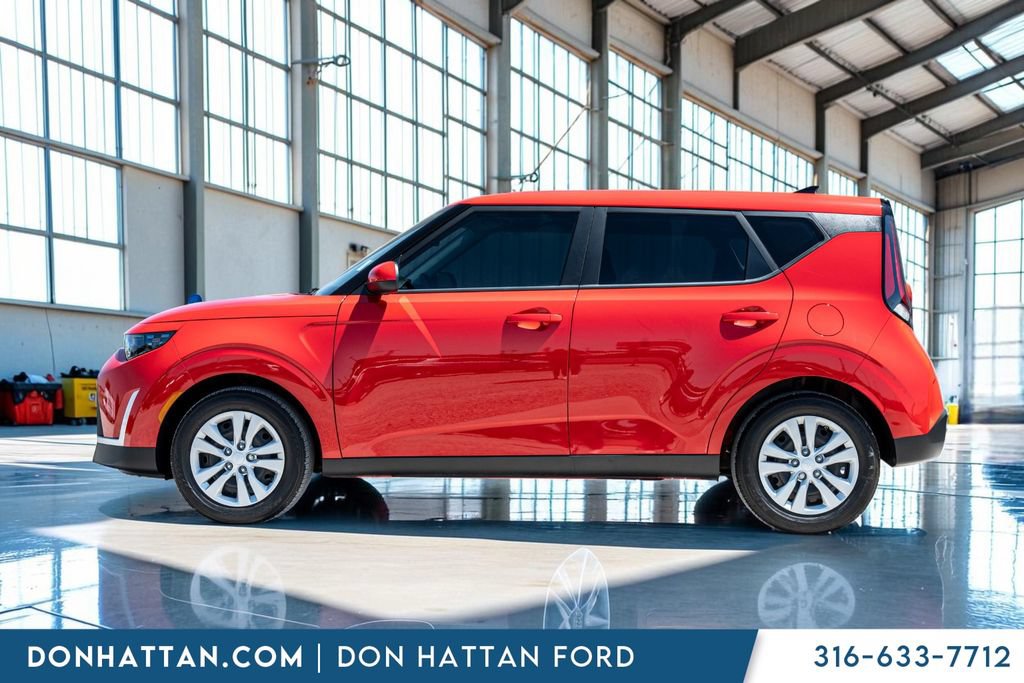 Used 2025 Kia Soul LX FWD image 2