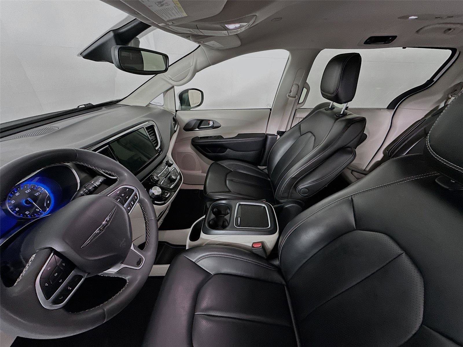 Used 2023 Chrysler Pacifica Touring-L image 5