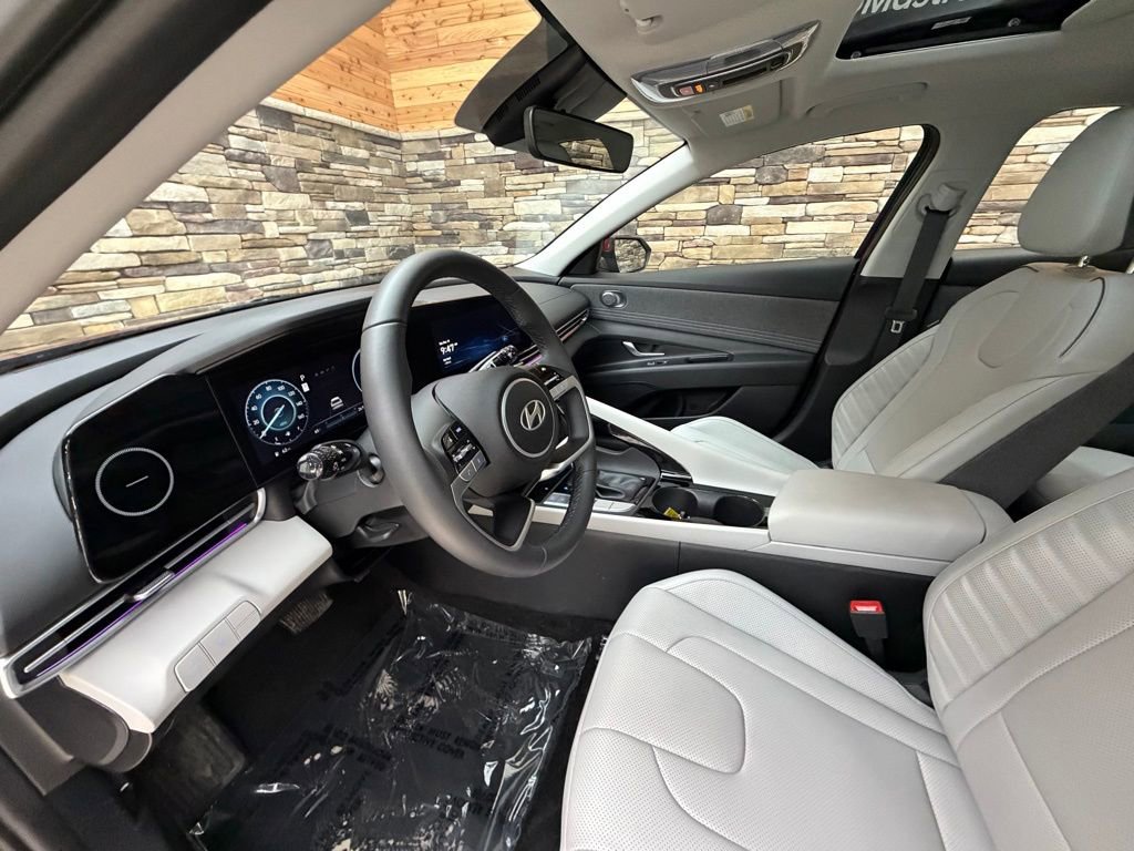 Certified 2025 Hyundai Elantra Limited w/ Cargo Package image 10