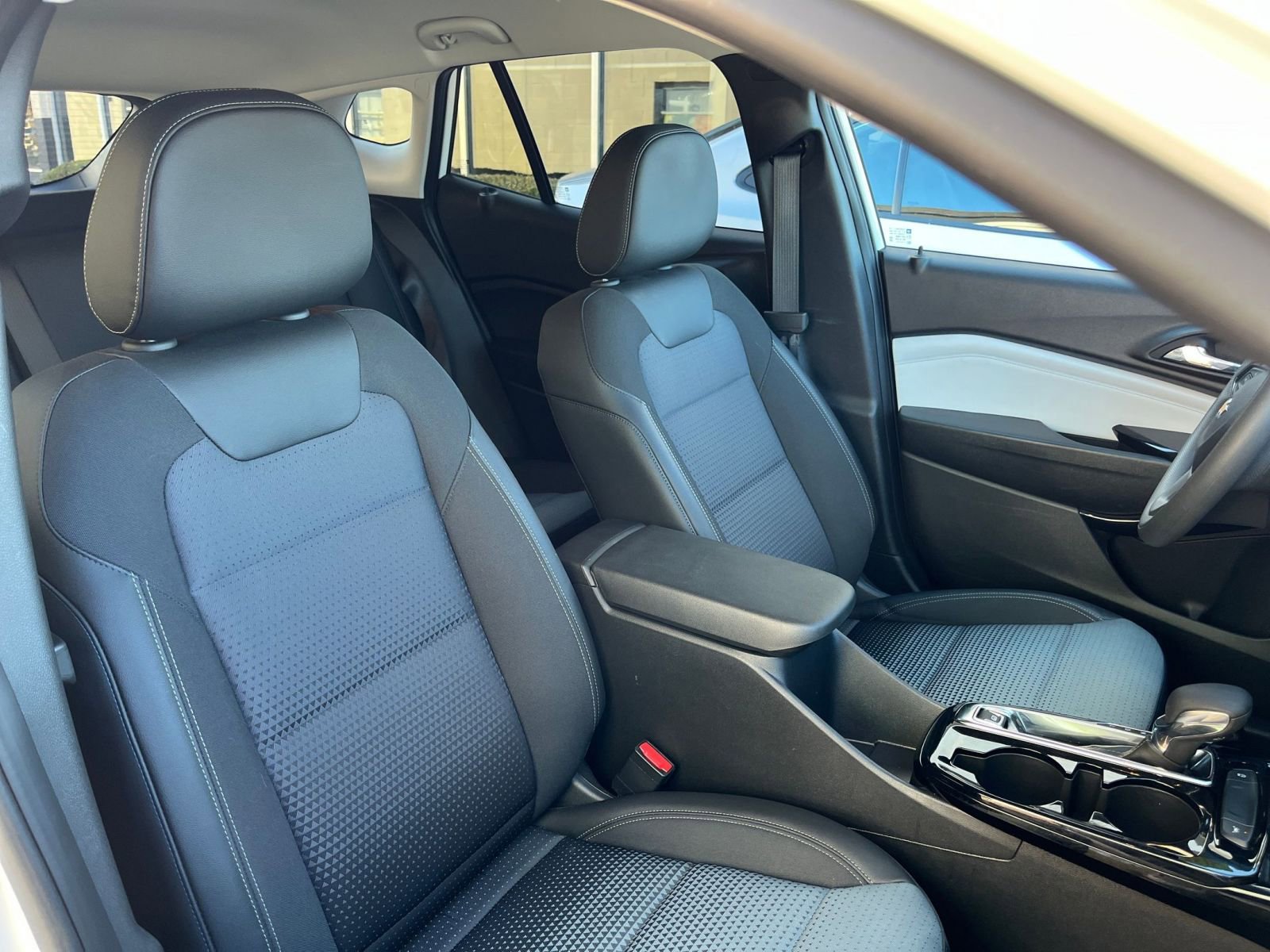 Used 2025 Chevrolet Trax LT image 35