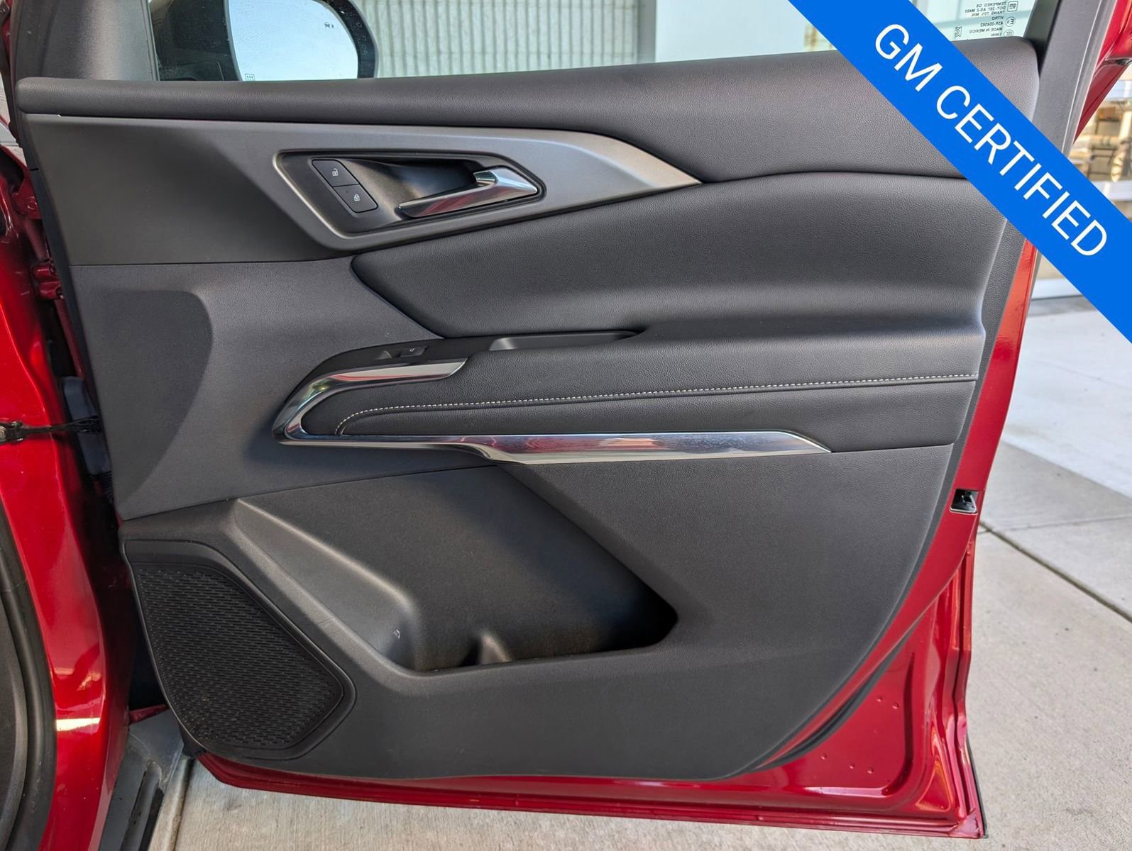 Used 2025 Chevrolet Traverse LT image 39