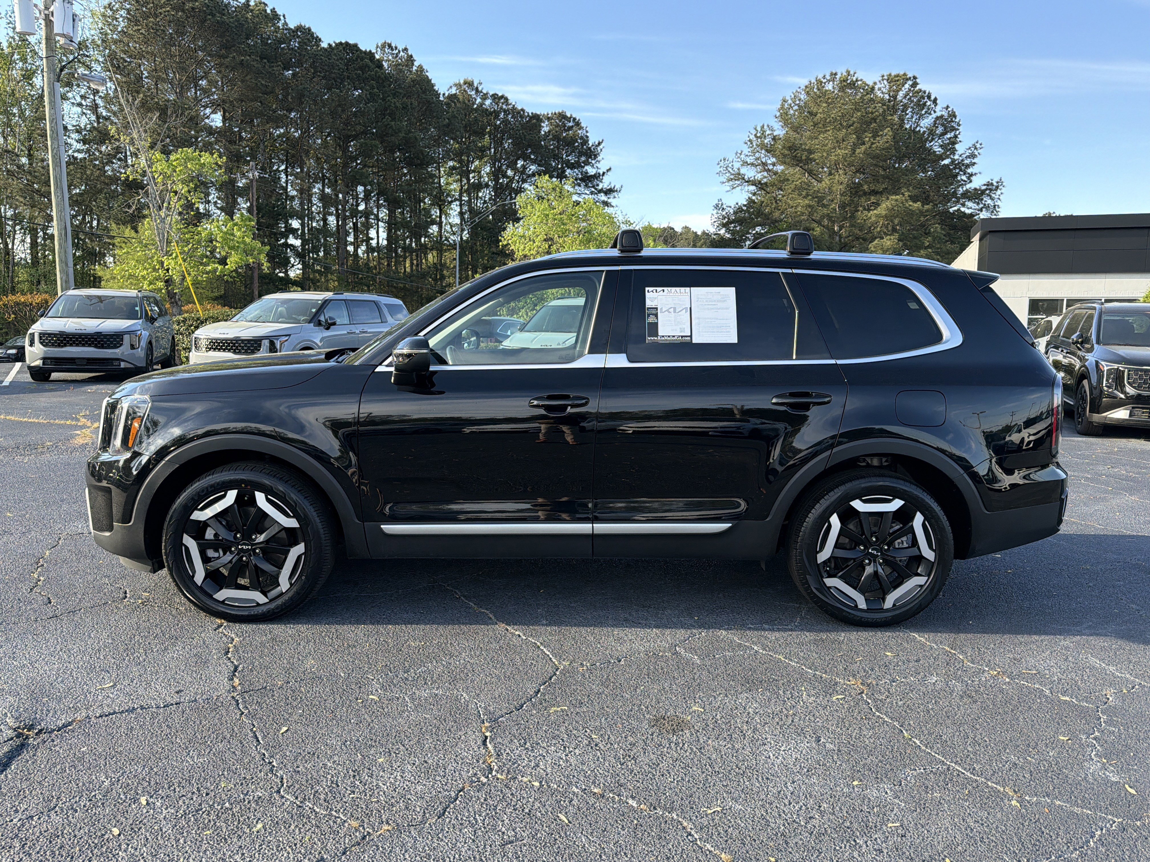 Used 2023 Kia Telluride EX w/ EX Captain's Chair Package image 7