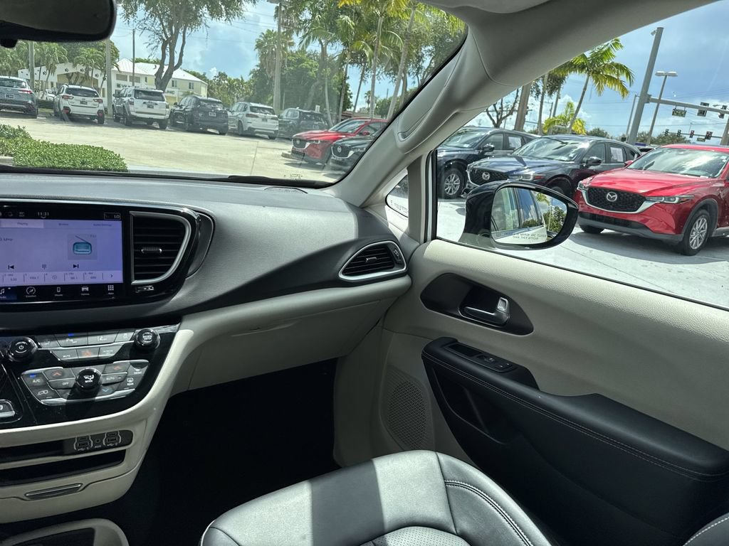 Used 2024 Chrysler Pacifica Touring-L FWD image 15